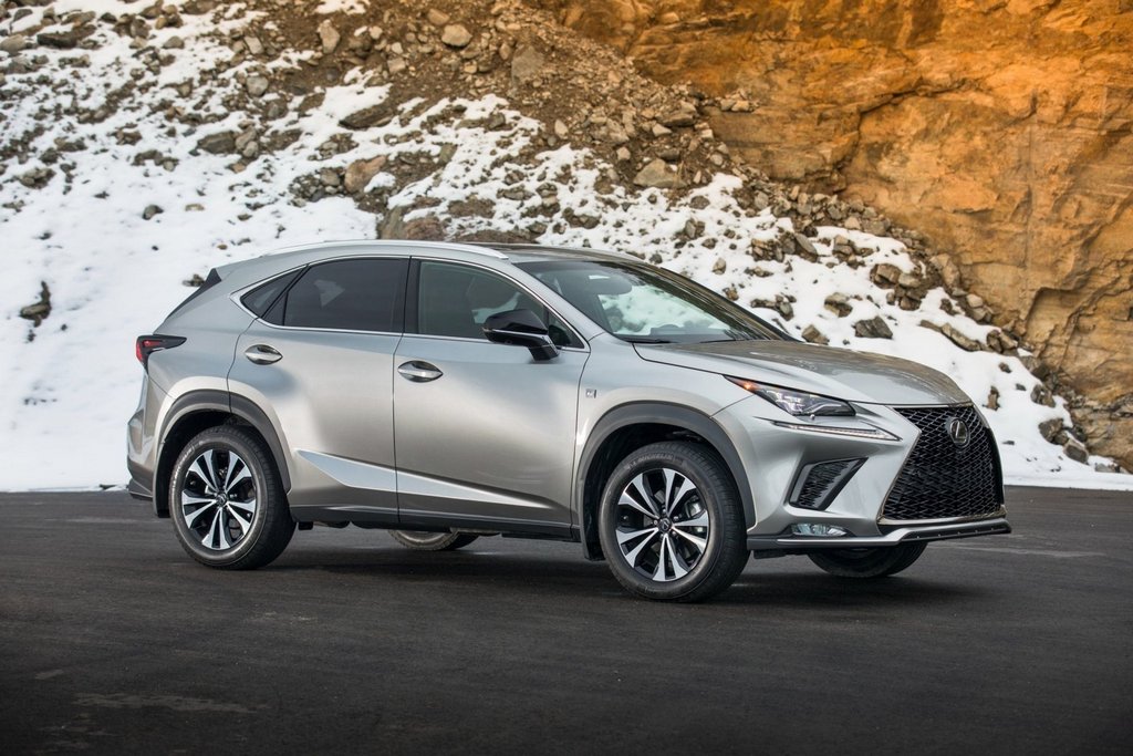 Преміальний компактний кросовер Lexus NX