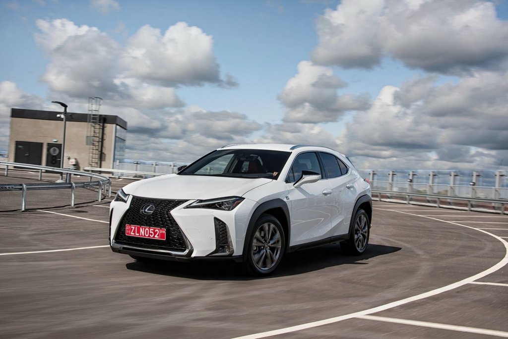 Преміальний міський кросовер Lexus UX 200
