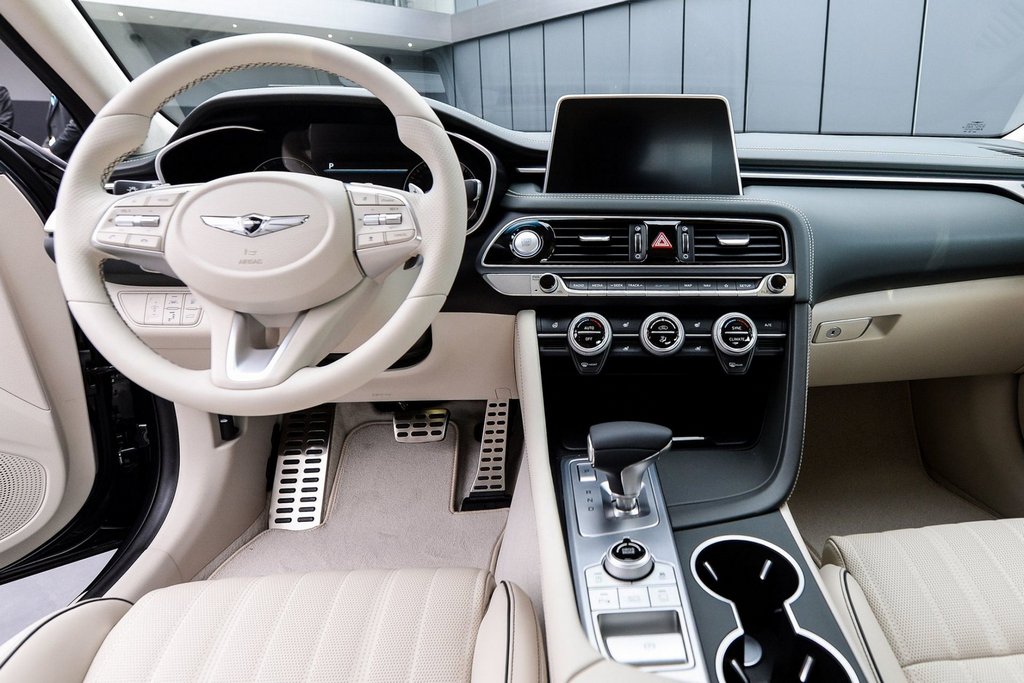 Перше покоління седана Genesis G70