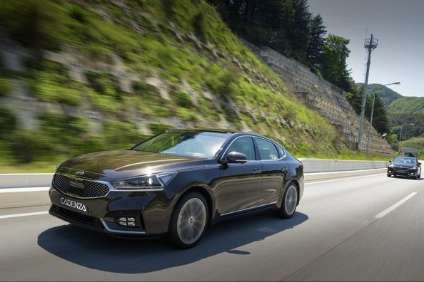 Друге покоління седана KIA Cadenza Фото 10