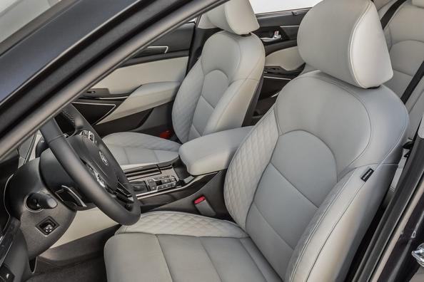 Друге покоління седана KIA Cadenza Фото 7