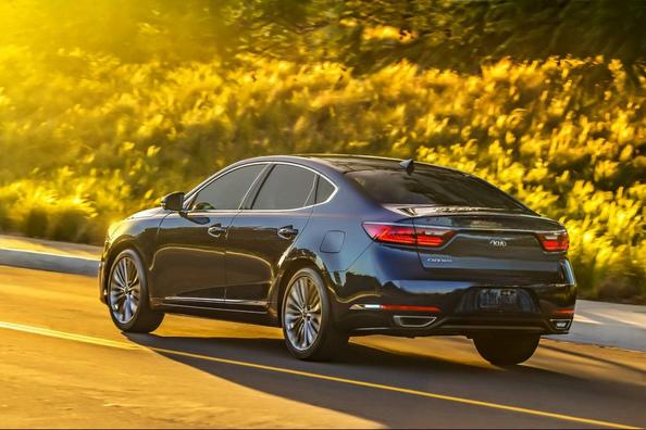 Друге покоління седана KIA Cadenza Фото 9