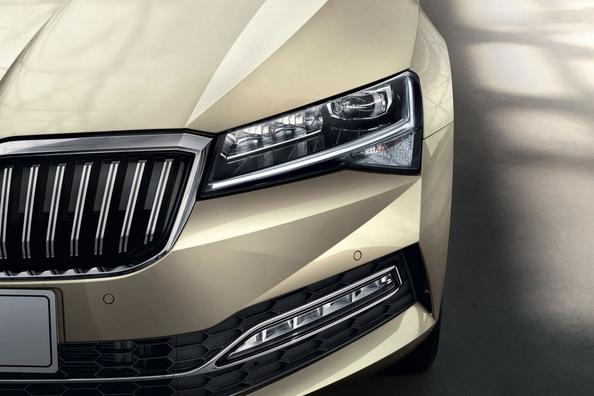 Огляд оновленого лифтбэка Skoda Superb 2019 року Фото 10