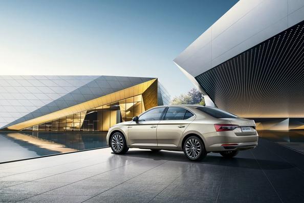 Огляд оновленого лифтбэка Skoda Superb 2019 року Фото 9