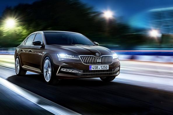 Огляд оновленого лифтбэка Skoda Superb 2019 року Фото 8