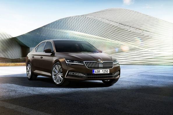 Огляд оновленого лифтбэка Skoda Superb 2019 року Фото 2
