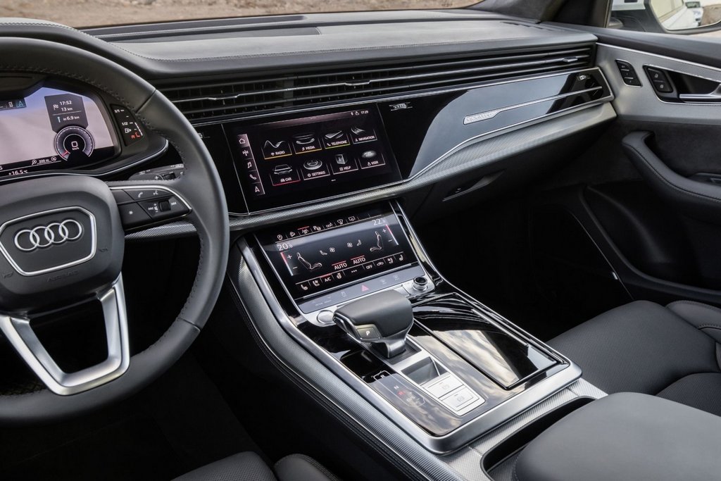 Огляд повнопривідного преміального кросовера Audi Q8
