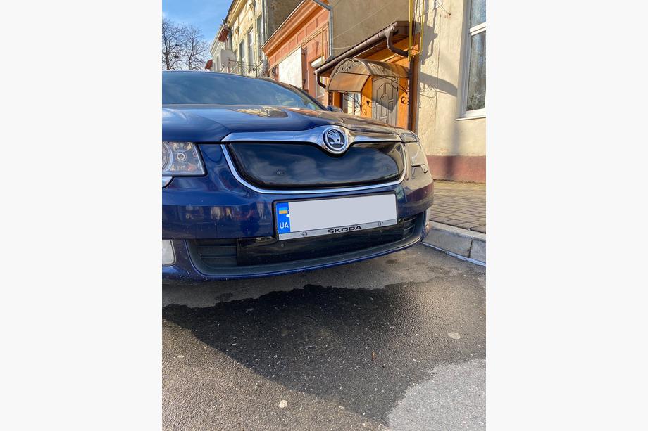 Skoda Superb 2009-2015 рр. Зимова накладка на решітку (Верхня, 2008-2013) Фото 5