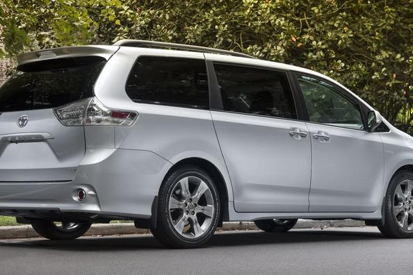 Огляд оновленого повнорозмірного мінівена Toyota Sienna Фото 3