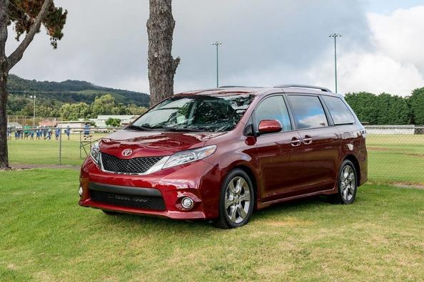 Огляд оновленого повнорозмірного мінівена Toyota Sienna Фото 2
