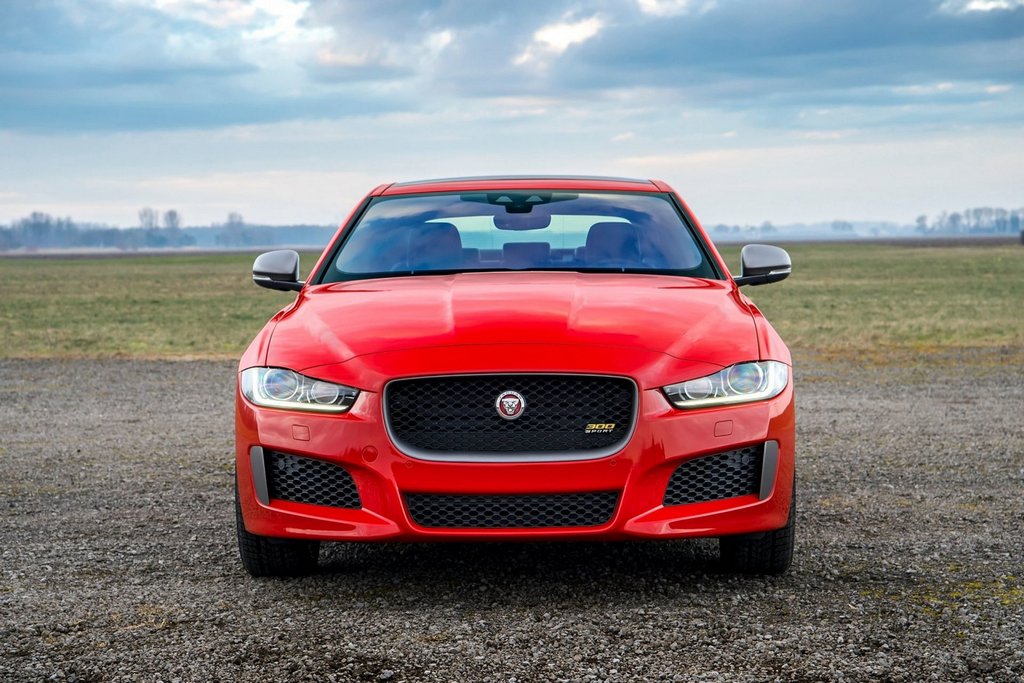Огляд преміального седана Jaguar XE