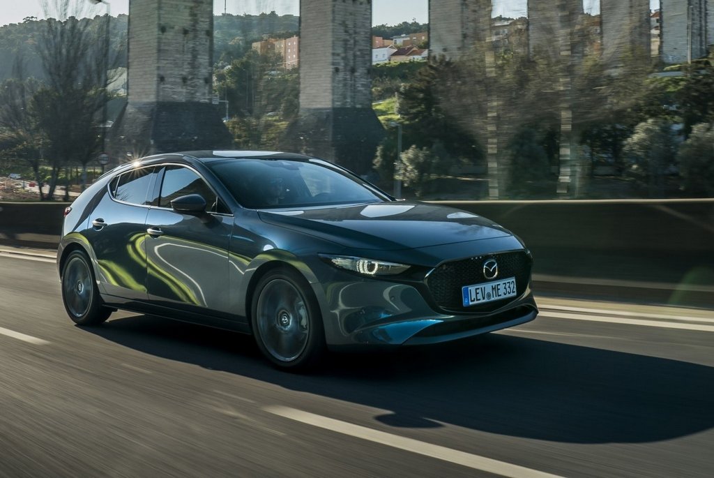 Компактний хетчбек Mazda 3 четвертого покоління