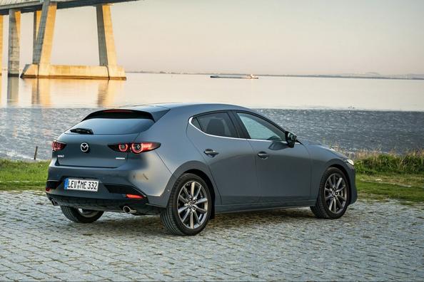 Компактний хетчбек Mazda 3 четвертого покоління Фото 13