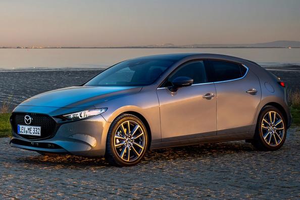 Компактний хетчбек Mazda 3 четвертого покоління