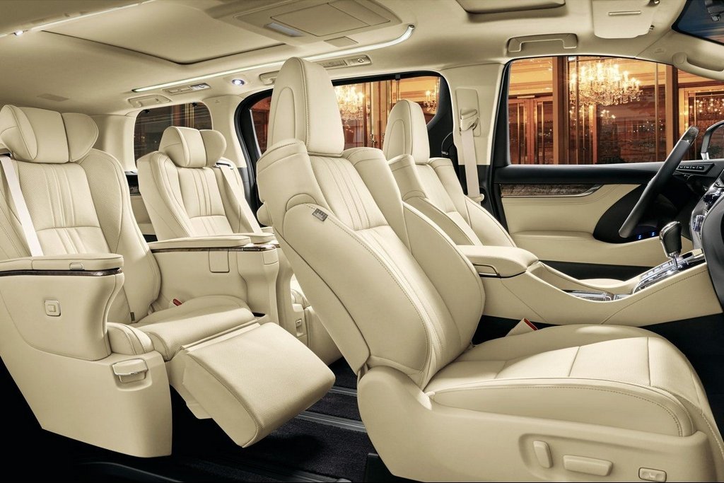 Повнорозмірний люксовий мінівен Toyota Alphard