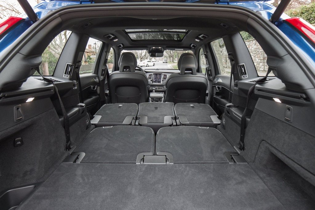 Середньорозмірний кросовер Volvo XC90 другої генерації