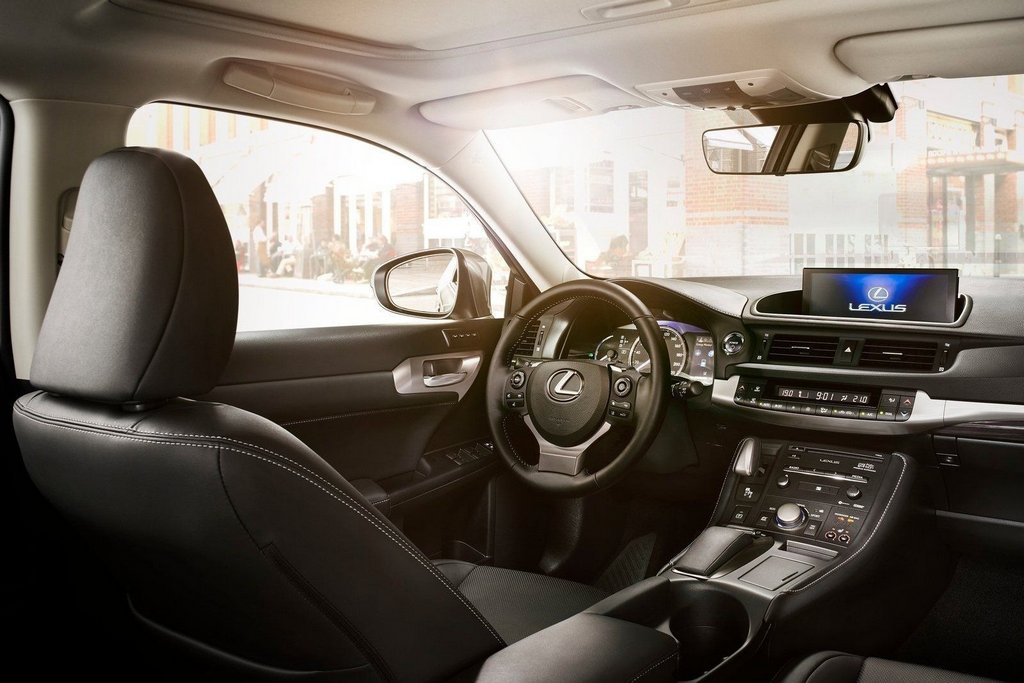 Компактний гібридний хетчбек Lexus CT 200h