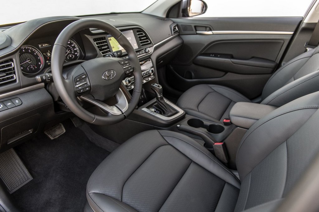 Компактний седан Hyundai Elantra в оновленому вигляді