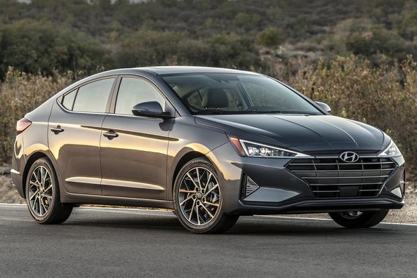 Компактний седан Hyundai Elantra в оновленому вигляді Фото 2
