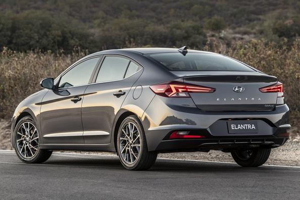 Компактний седан Hyundai Elantra в оновленому вигляді Фото 6