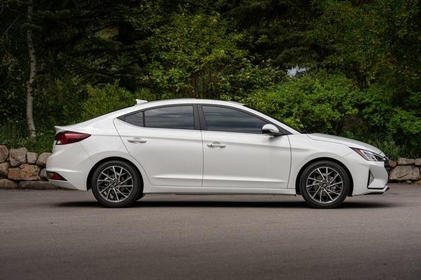Компактний седан Hyundai Elantra в оновленому вигляді Фото 4