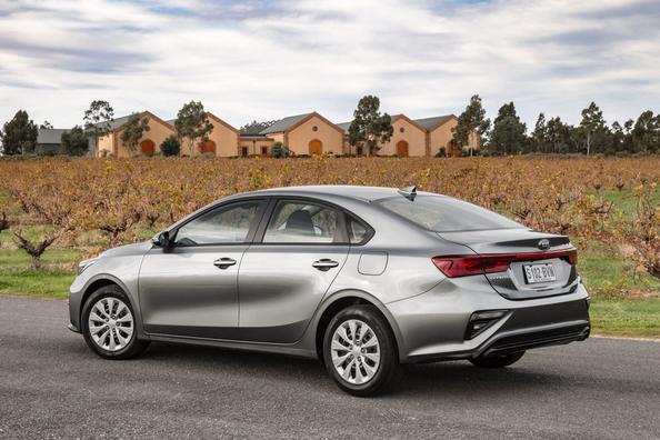 Компактний седан Kia Cerato четвертого покоління Фото 12