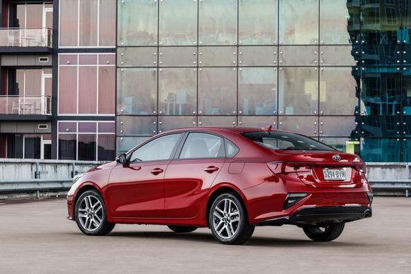 Компактний седан Kia Cerato четвертого покоління Фото 2