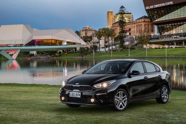 Компактний седан Kia Cerato четвертого покоління Фото 4
