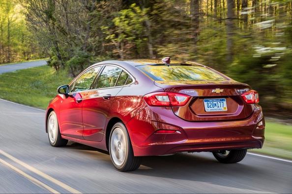 Компактний седан Chevrolet Cruze другого покоління Фото 9