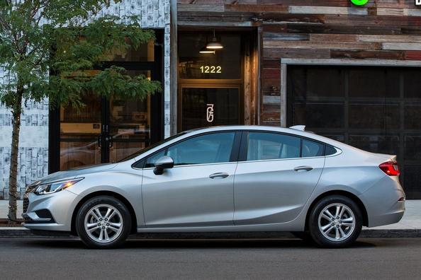 Компактний седан Chevrolet Cruze другого покоління Фото 4