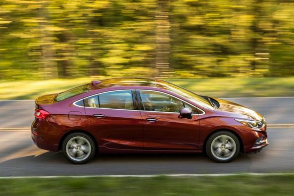 Компактний седан Chevrolet Cruze другого покоління Фото 3
