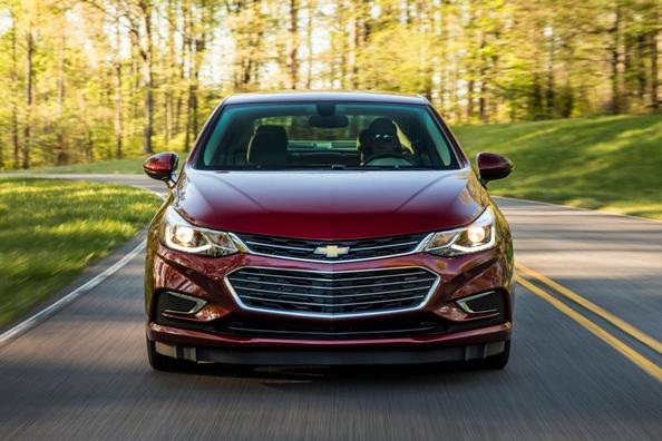 Компактний седан Chevrolet Cruze другого покоління Фото 2