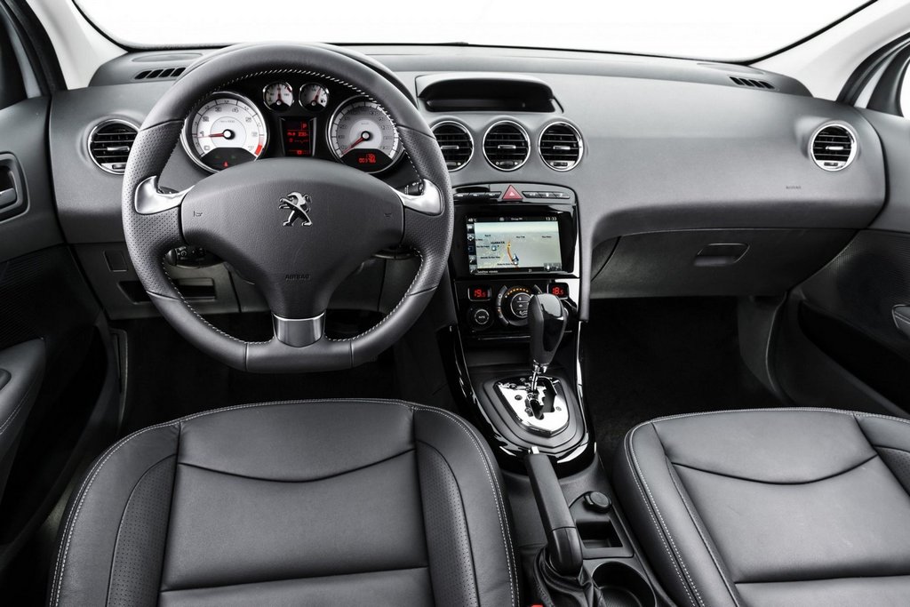 Огляд компактного седана Peugeot 408
