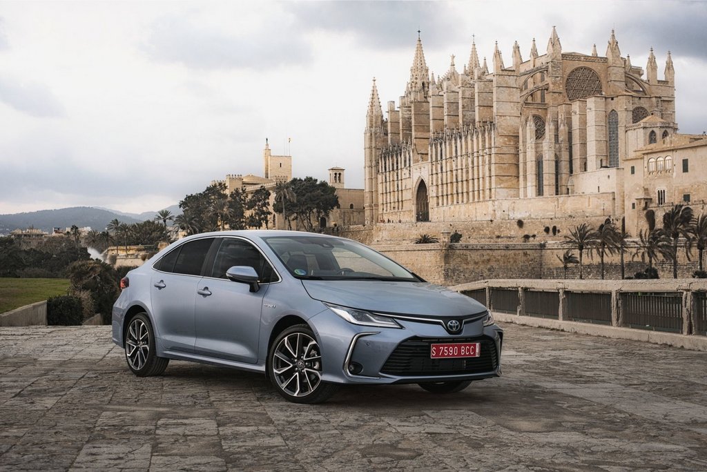 Гібридний седан Toyota Corolla