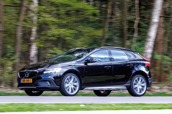 Позашляхова модифікація хетчбека Volvo V40 Cross Country Фото 2