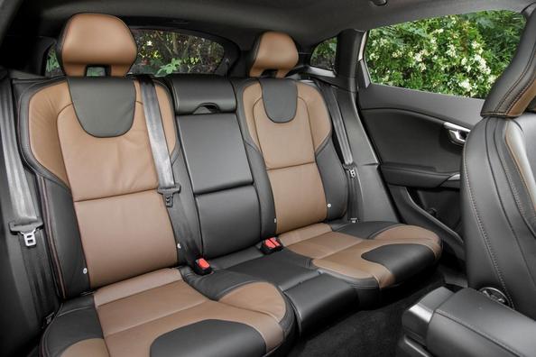 Позашляхова модифікація хетчбека Volvo V40 Cross Country Фото 14