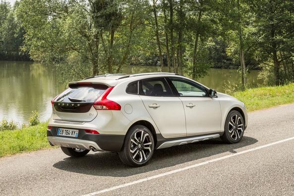 Позашляхова модифікація хетчбека Volvo V40 Cross Country Фото 9