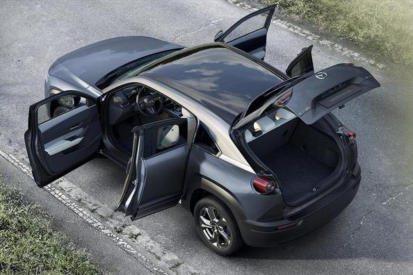 Кросовер Mazda MX-30: перший серійний електромобіль японської компанії Фото 6