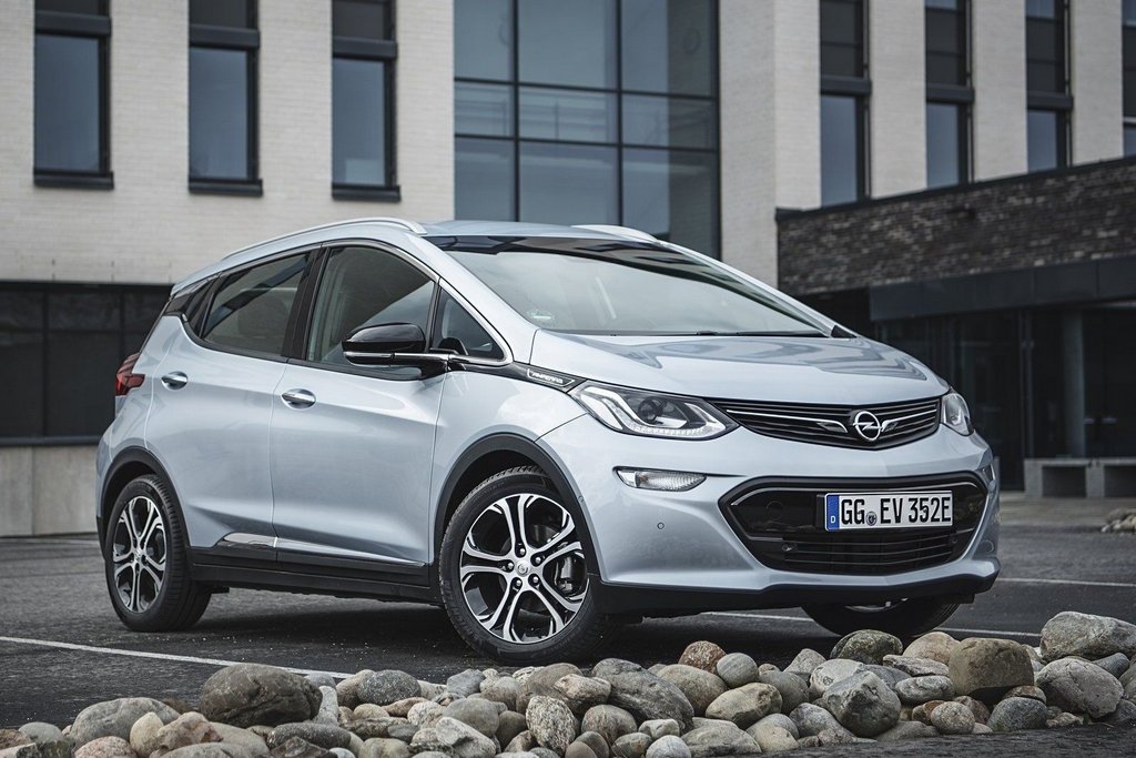 Огляд електричного компактного хетчбека Opel Ampera-e