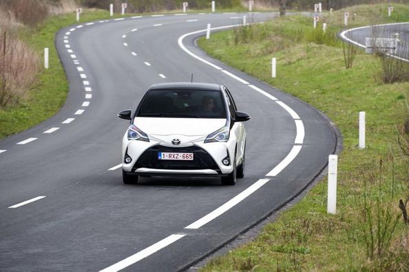 Огляд оновленого субкомпактного хетчбека Toyota Yaris Фото 4