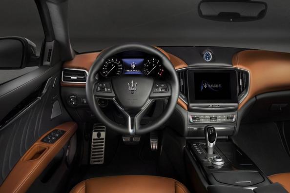 Огляд спортивного седана Maserati Ghibli Фото 9