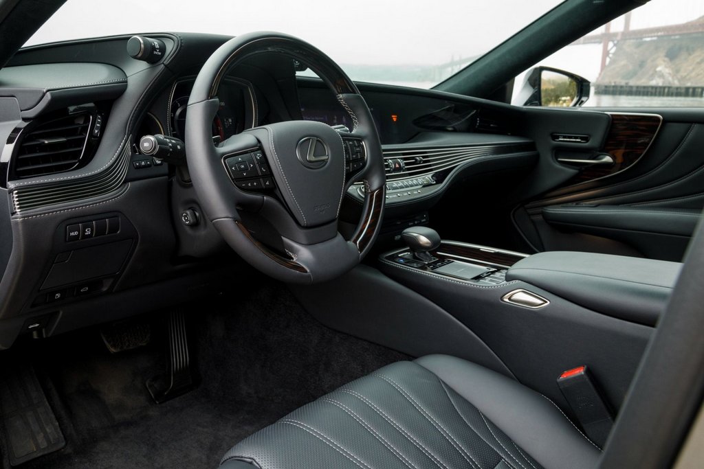 Повнорозмірний люксовий седан Lexus LS 500