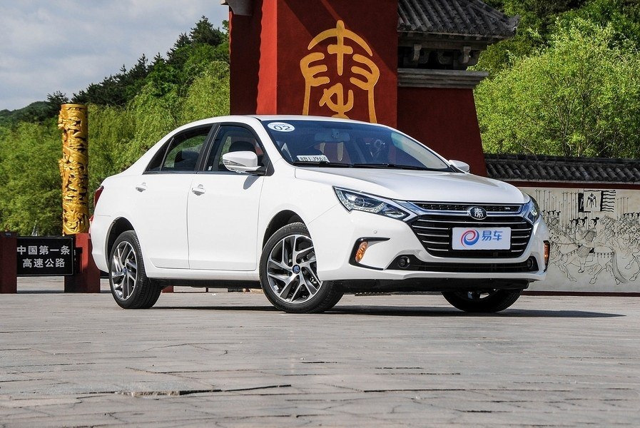 Огляд гібридного седана BYD Qin 100