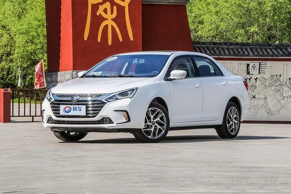 Огляд гібридного седана BYD Qin 100