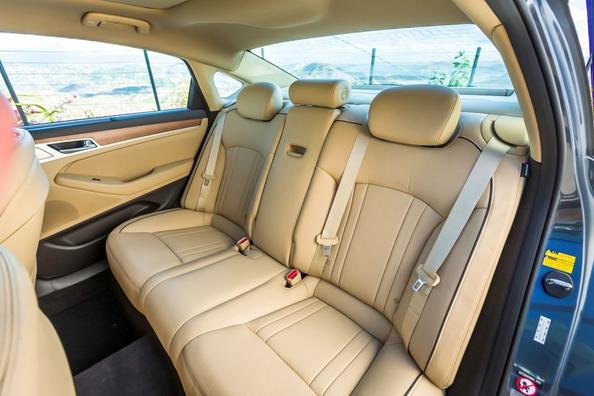 Огляд преміального седана Hyundai Genesis G80 Фото 9