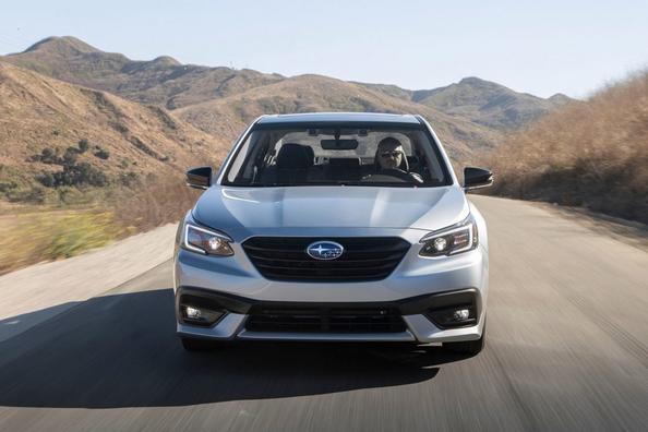 Огляд сьомого покоління седана Subaru Legacy Фото 5