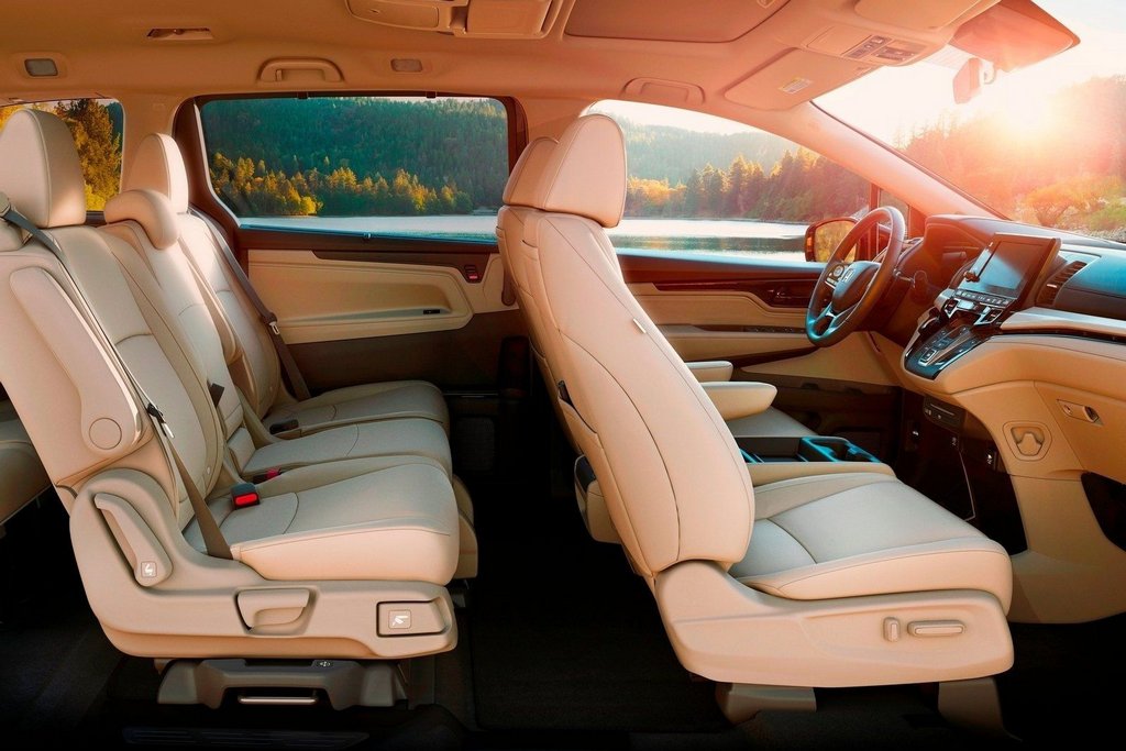 Огляд восьмимісного повнорозмірного мінівена Honda Odyssey