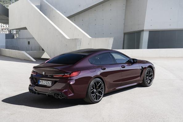 Огляд спортивного седана BMW M8 Gran Coupe Фото 8