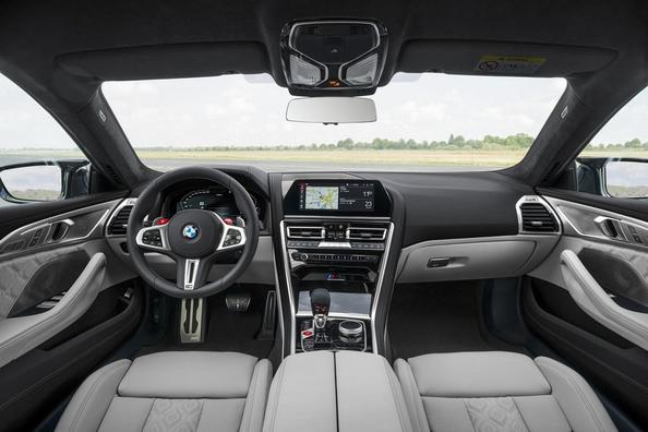 Огляд спортивного седана BMW M8 Gran Coupe Фото 12