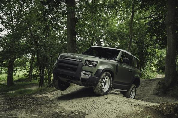Преміальний трехдверний позашляховик Land Rover Defender 90 Фото 4